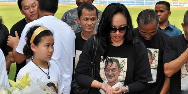 Angelina Sondakh Temui Teman Klub Bola Adjie