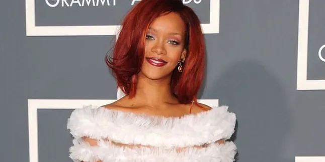 Rihanna - Colin Farrell Saling Kirim SMS Porno?