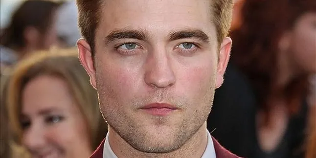 Robert Pattinson Pose Bareng Buaya?
