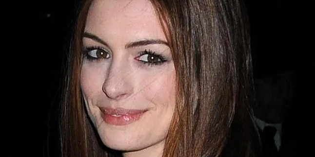 Anne Hathaway Janji Tak Akan Jadi Juru Bicara Ricky Gervais