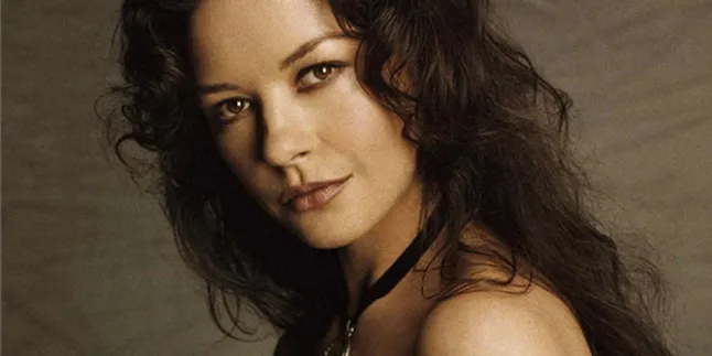 Catherine Zeta Jones Terima Penghargaan Kerajaan Inggris