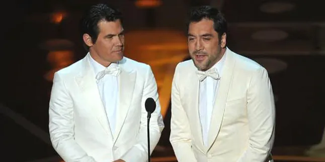 Josh Brolin - Javier Bardem Jadi 'Pelayan' di Oscar 2011