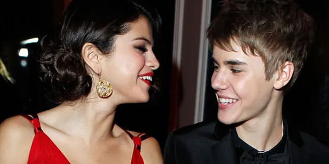 Bieber Gandeng Tangan Selena Gomez di Red Carpet