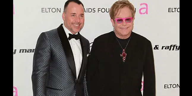 Elton John Menyusui?