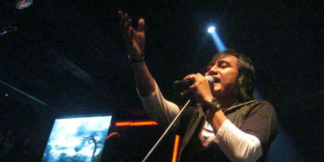 Puas, Penonton Medan Berikan Ulos pada KLa Project