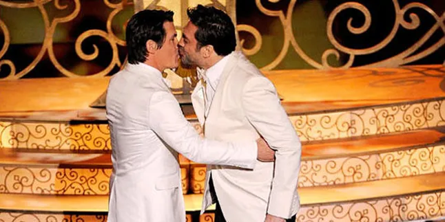 Javier Bardem Cium Josh Brolin di Atas Panggung Oscar!