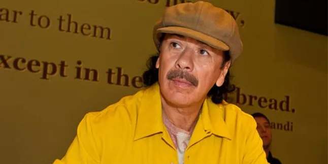 Carlos Santana Sampaikan Pesan Perdamaian
