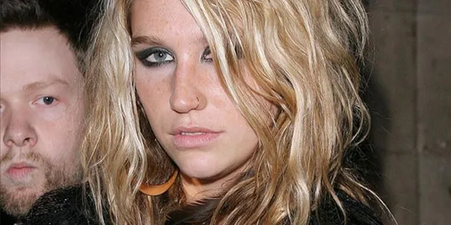 Kesha Bagi-Bagi Kondom Bergambar Wajahnya