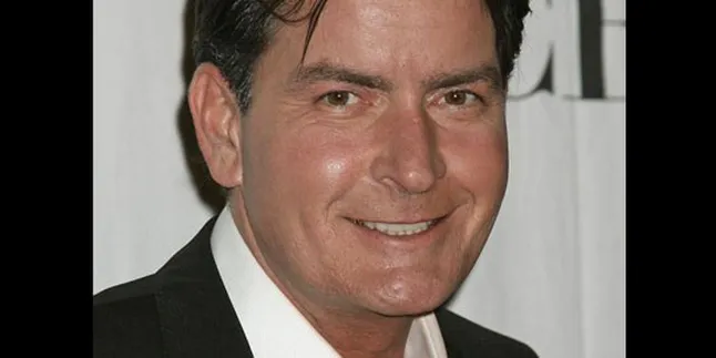 Charlie Sheen Dipecat Dari 'TWO AND A HALF MEN'