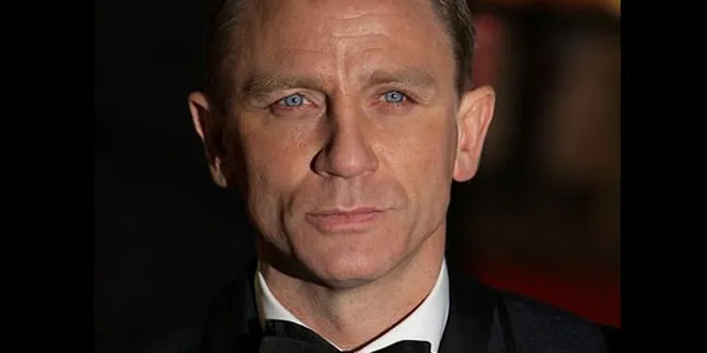 James Bond Pakai Rok!