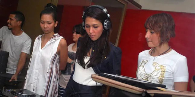 Maia Nge-DJ di Konser Far*East Movement