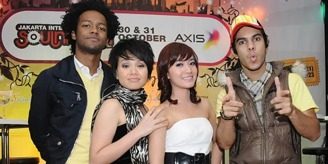 8 Tahun Bersama Bikin Tangga Lebih Mudah Mengerti