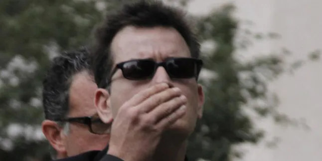 Rahasia Charlie Sheen di Tangan Brooke Mueller?