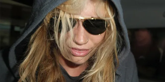 Kesha Pipis di Mangkuk Salad!