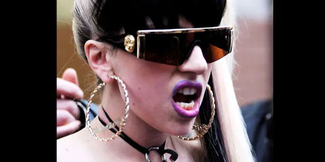 Lady GaGa Jualan Gelang Demi Korban Tsunami