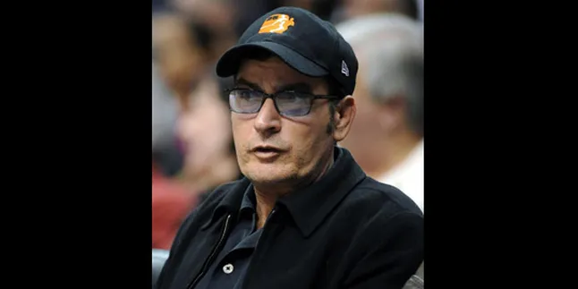 Charlie Sheen Jadi Sutradara Film Porno?