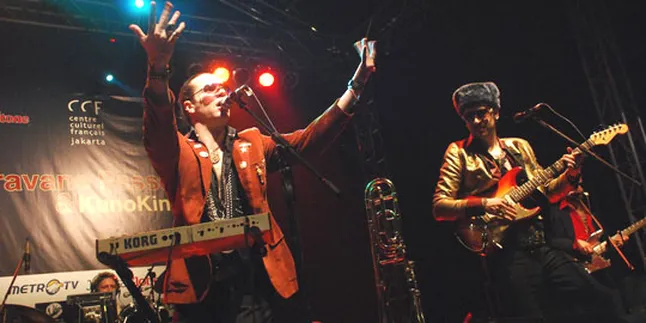 La Caravane Passe Satukan Penonton