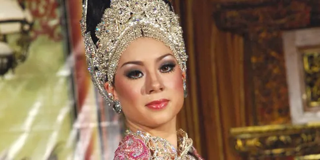 Jennifer Bachdim Pamer Kebaya Internasional