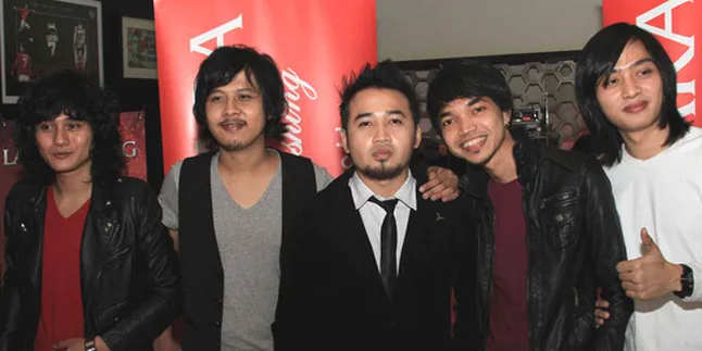 Tur Asia, Hello Band Bawa 'Indonesia Raya'