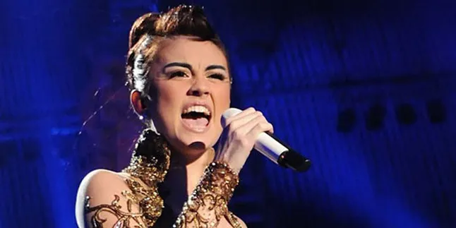 Agnes Monica Raih Penghargaan Dari Menteri