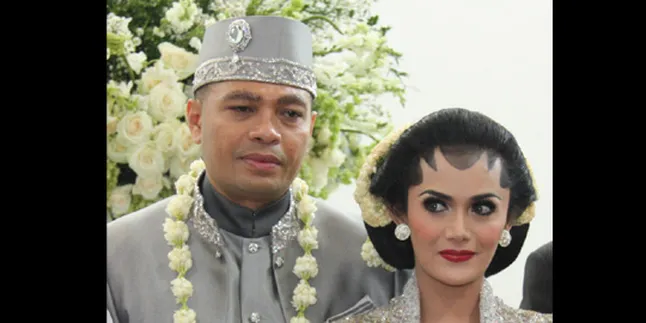 Ratusan Karangan Bunga Padati Tempat Resepsi KD - Raul