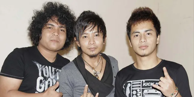 Zivilia Nyanyikan Kokoro No Tomo Dengan Dua Bahasa