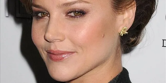 Abbie Cornish Terselamatkan Hair Extension