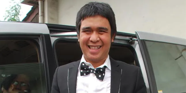 Dapat Penghargaan, Olga Syahputra Membeku Dapat Penghargaan, Olga Syahputra Membeku