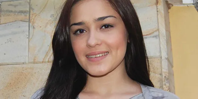 Yasmine Leeds, Sehari Tidur 10 Jam