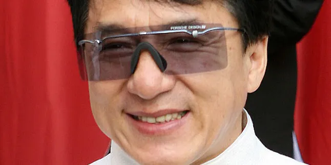 Digosipkan Meninggal, Jackie Chan Sibuk Beramal