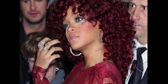 Rihanna: Aku Suka Diikat dan Di-'Spank'