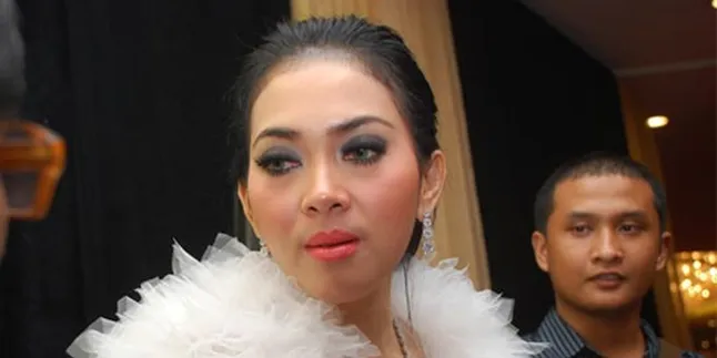 Terjerat Kasus, Syahrini Semakin Populer!