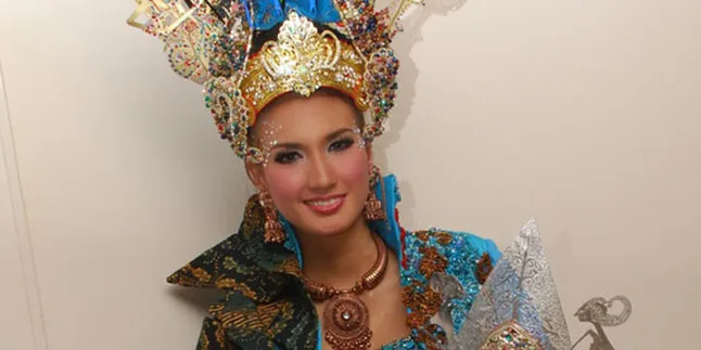 Nadine Chandrawinata Dibuat Repot Kebaya