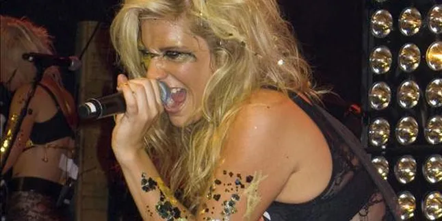 Kesha 'Melukis' Pakai Tubuhnya