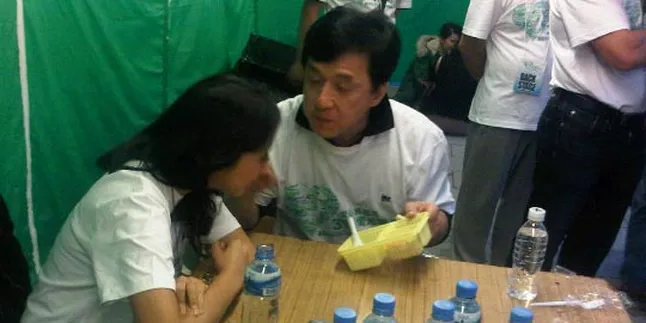 Sherina Bagi-Bagi Foto Backstage Bareng Jackie Chan