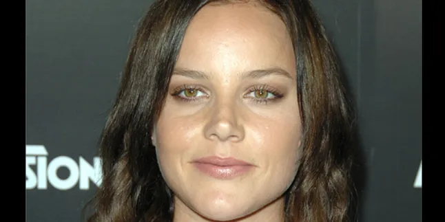 Abbie Cornish Masih Patah Hati