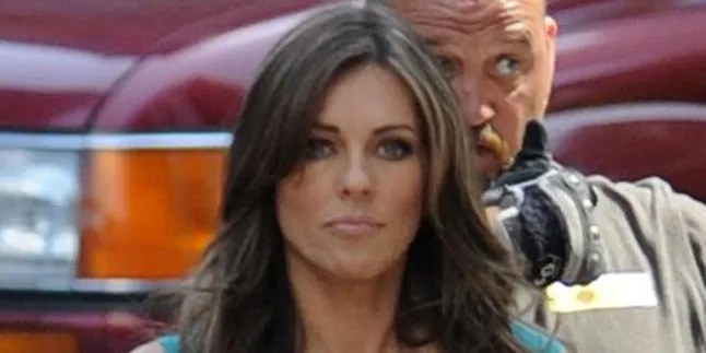 Elizabeth Hurley Siapkan Dokumen Perceraian