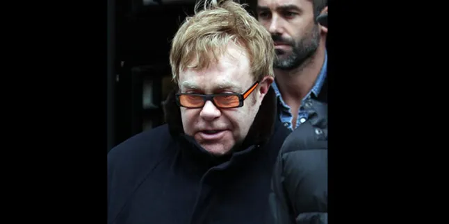 Elton John: Ratu Inggris Itu ‘Nenek Tua Menyebalkan’