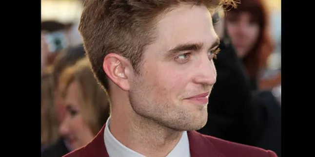 Robert Pattinson Sedang Jatuh Cinta Pada ...