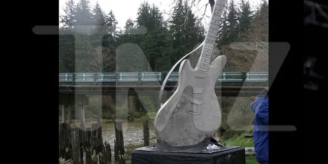 Patung Gitar Raksasa Untuk Kurt Cobain