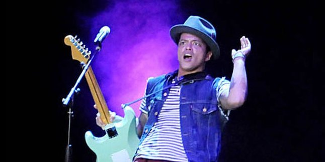 Bruno Mars Curhat di Istora Senayan