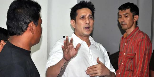 Demi Kekasih, Ibra Azhari Adu Otot Dengan Petugas Demi Kekasih, Ibra Azhari Adu Otot Dengan Petugas