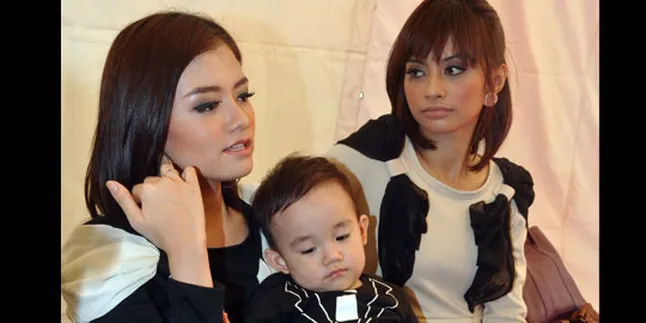 Tika T2 Ajak Anak ke Ultah Dahsyat