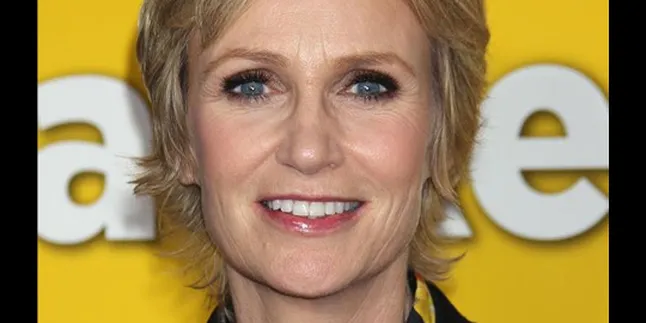 Jane Lynch 'GLEE' Ternyata Tuli Sebelah