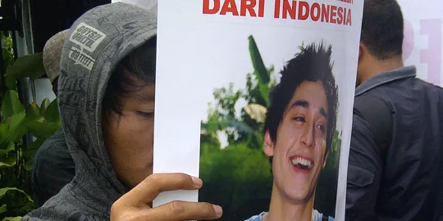 Para Pendemo Tabur Bunga Untuk Miller