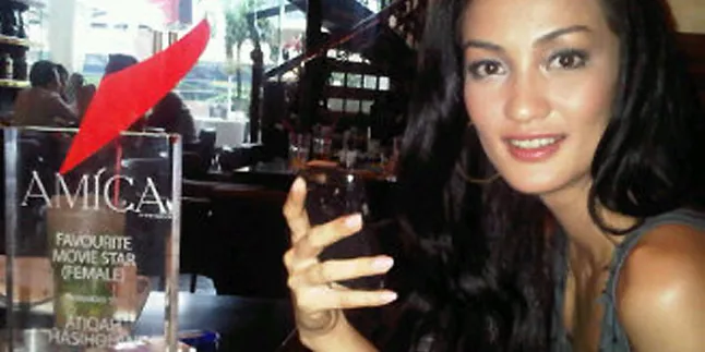 Atiqah Hasiholan, Aktris Terfavorit Versi AMICA Awards