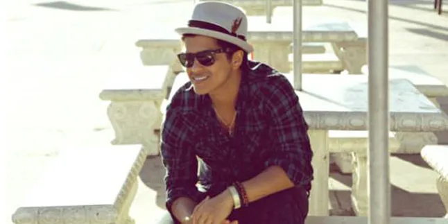 Bruno Mars Pelorotkan Celana di Klip Baru!