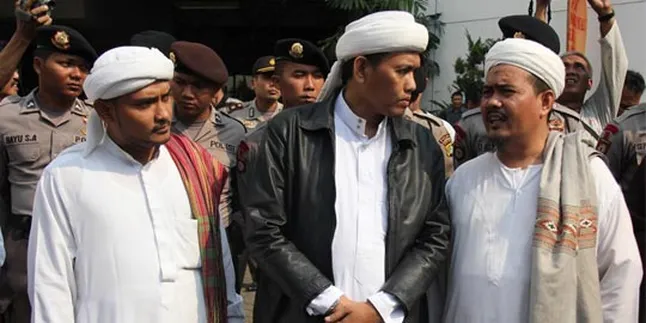 FPI Siap Sweeping Film 'TANDA TANYA' FPI Siap Sweeping Film 'TANDA TANYA'