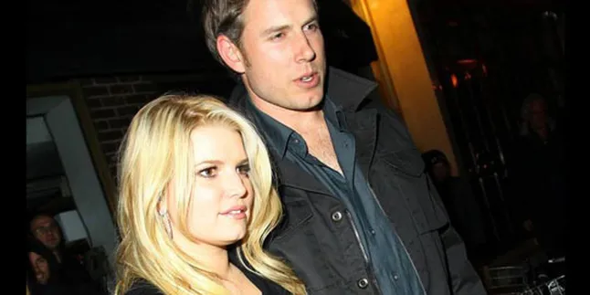 Gaun Pengantin Jessica Simpson 'Terbuka di Dada'