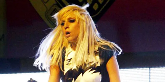 Lady GaGa Jadi Motor, Fans Protes